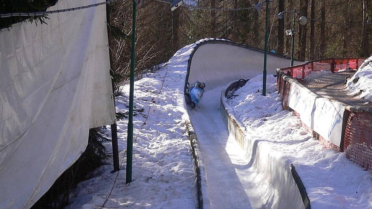 Il bob di Germania 2, guidato da Andre Lange, nella gara di Coppa del Mondo 2007 (Cortina Sliding Centre) fonte Wikipedia