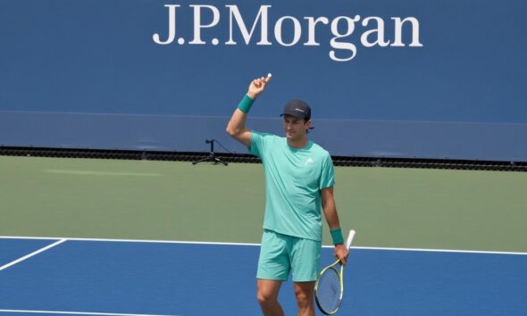 Francesco Passaro esulta agli Us Open contro De Jong