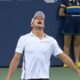Luciano Darderi esulta dopo aver eliminato Wendelken agli Us Open