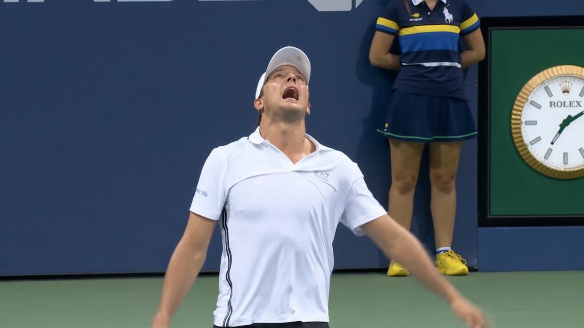 Luciano Darderi esulta dopo aver eliminato Wendelken agli Us Open